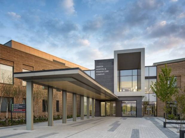 Omagh Hospital Primary Care Complex Entrance View Todd Architects C Chris Hill Photography